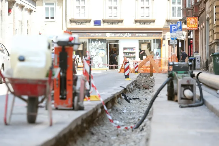 Dok jedni odmaraju na moru, drugi se znoje na vrelom asfaltu: Zagreb je i ovo ljeto postao veliko gradili&scaron;te