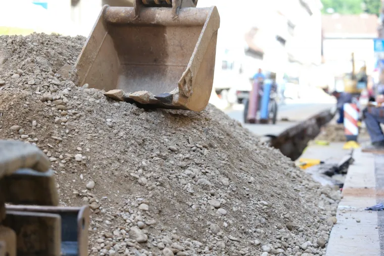 Dok jedni odmaraju na moru, drugi se znoje na vrelom asfaltu: Zagreb je i ovo ljeto postao veliko gradili&scaron;te