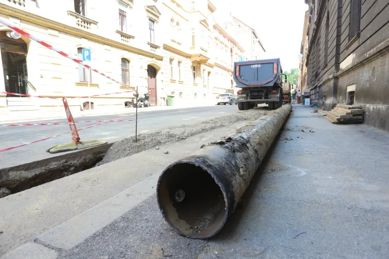 Dok jedni odmaraju na moru, drugi se znoje na vrelom asfaltu: Zagreb je i ovo ljeto postao veliko gradili&scaron;te