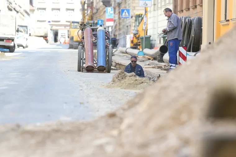 Dok jedni odmaraju na moru, drugi se znoje na vrelom asfaltu: Zagreb je i ovo ljeto postao veliko gradili&scaron;te