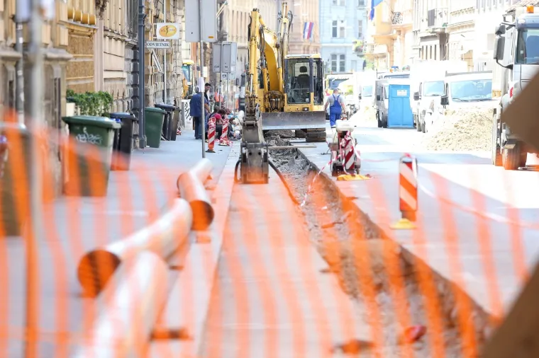 Dok jedni odmaraju na moru, drugi se znoje na vrelom asfaltu: Zagreb je i ovo ljeto postao veliko gradili&scaron;te