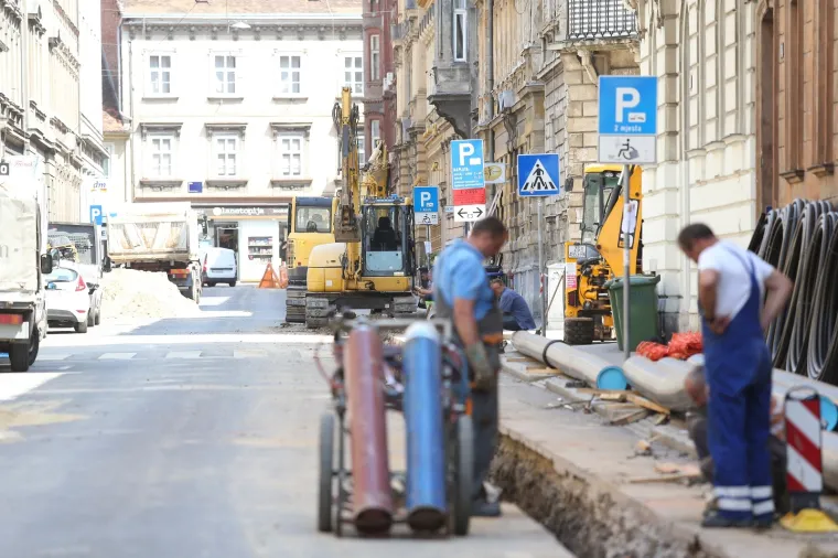 Dok jedni odmaraju na moru, drugi se znoje na vrelom asfaltu: Zagreb je i ovo ljeto postao veliko gradili&scaron;te