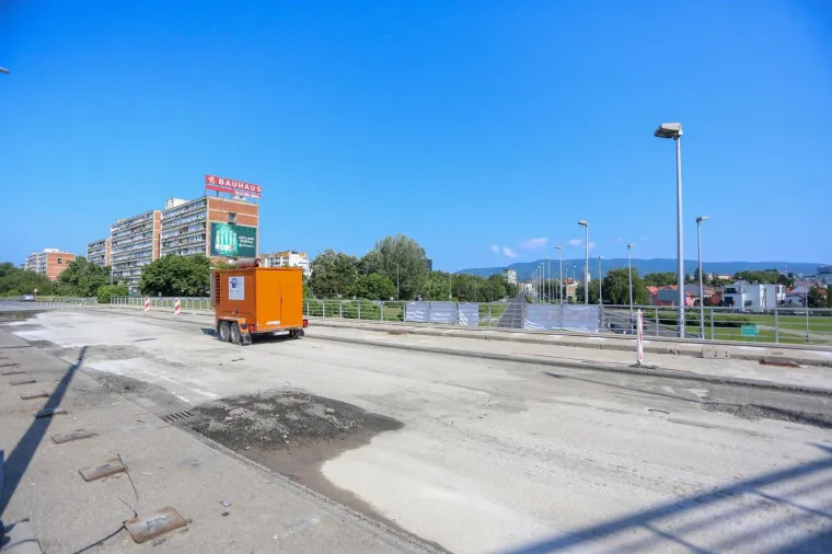 Dok jedni odmaraju na moru, drugi se znoje na vrelom asfaltu: Zagreb je i ovo ljeto postao veliko gradili&scaron;te