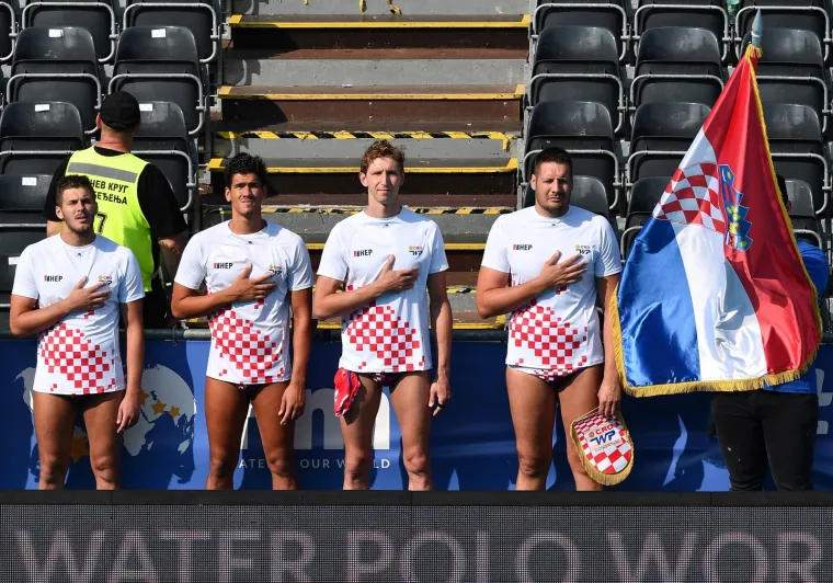 Hrvatski vaterpolisti plasirali su se u polufinale Super finala Svjetske lige koje se odigrava u Beogradu, oni su u četvrtfinalu uvjerljivo svladali Japance sa 20-13 (4-3, 6-3, 5-2, 5-5).