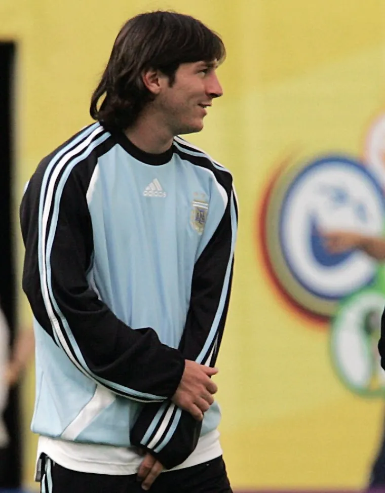 2000 godine, znači kad je imao 13. godina, napustio je mladu momčad Newell's Old Boysa i s obitelji se preselio u Europu, budući da je Barcelona ponudila da će platiti liječenje njegove deficijencije hormona rasta.