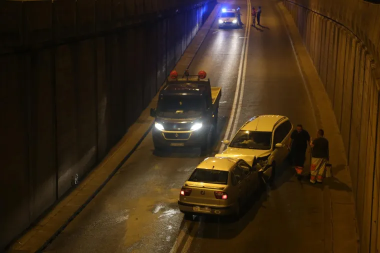 Noćas se u Zagrebu dogodila prometna nesreća ispod podvožnjaka u Selskoj ulici, u smjeru Ilice. 
U sudaru dva automobila, Seata Toleda i Ford Focusa, lakše je ozlijeđena jedna osoba koja je hitno prevezena u bolnicu.