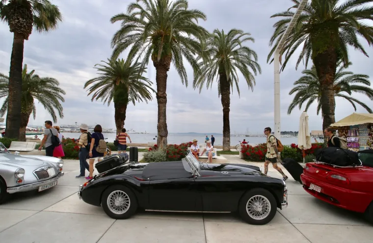 Kakvi ljepotani! Splitsku rivu ukrasili automobili koji mame poglede gdje god se pojave