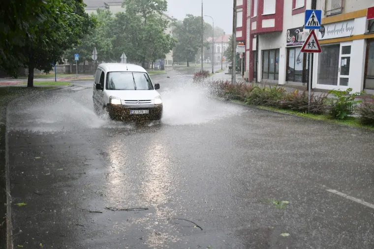 U Sisku olujno nevrijeme ru&scaron;ilo stabla