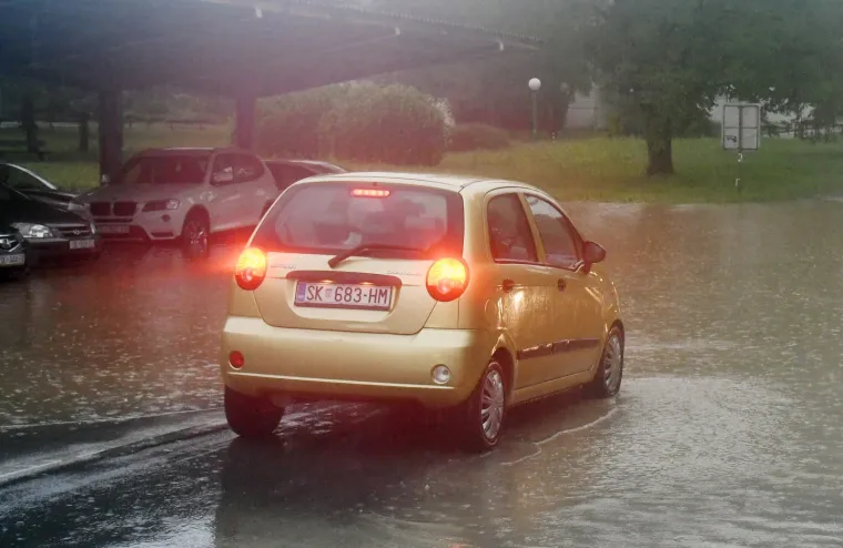U Sisku olujno nevrijeme ru&scaron;ilo stabla