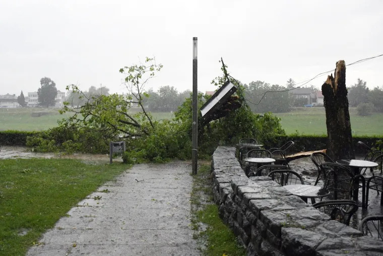 22.06.2019., Sisak - Olujno nevrijeme praćeno jakim vjetrom i obilnom ki&scaron;om zahvatilo je u poslijepodnevnim satima Sisak. Osim ulica koje su bile prepune vode vjetar je uni&scaron;tio dosta drveća u gradskim parkovima. Foto: Nikola Ćutuk/PIXSELL