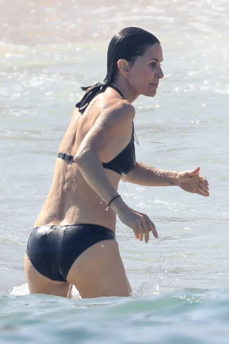 Popularna američka glumica Courteney Cox proslavila je svoj 55. rođendan u vili u meksičkom Cabu s najboljim prijateljicama: Jennifer Aniston, Mary McCormack, Hahn Kristinom i Ankom Amandom. Foto: Profimedia