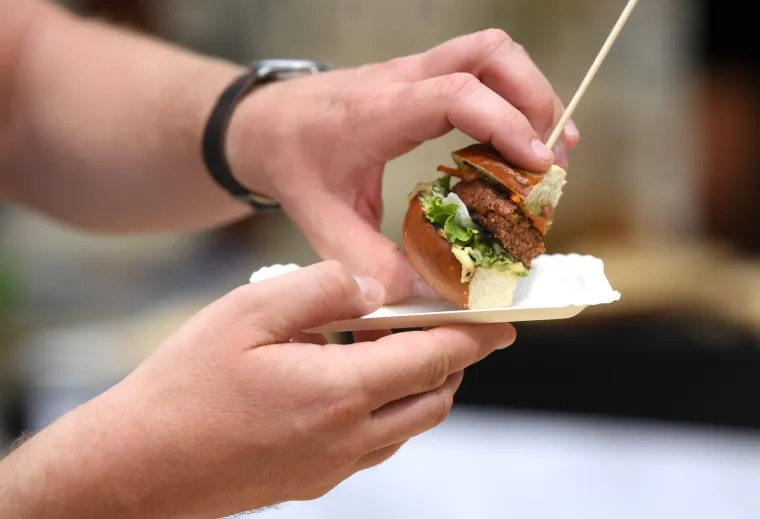PRIJATELJI ŽIVOTINJA DIJELILI VEGANSKE BURGERE I KOBASICE NA TRGU: Pogledajte kako slasno izgledaju
