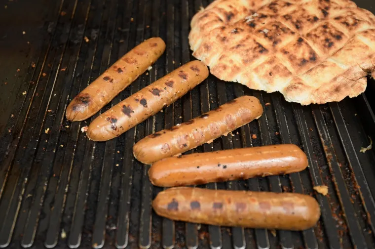 PRIJATELJI ŽIVOTINJA DIJELILI VEGANSKE BURGERE I KOBASICE NA TRGU: Pogledajte kako slasno izgledaju