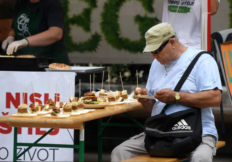 PRIJATELJI ŽIVOTINJA DIJELILI VEGANSKE BURGERE I KOBASICE NA TRGU: Pogledajte kako slasno izgledaju