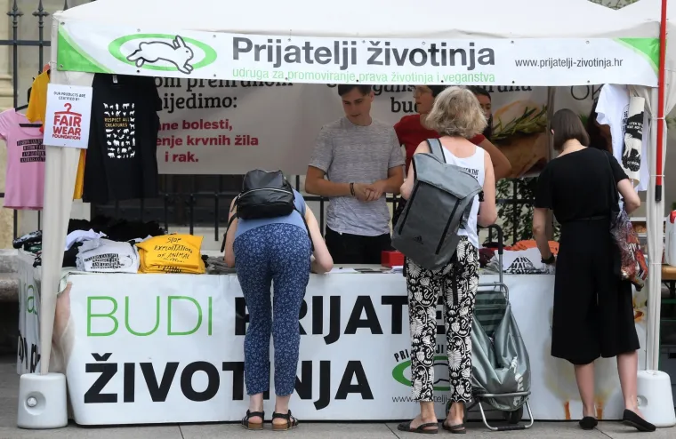 PRIJATELJI ŽIVOTINJA DIJELILI VEGANSKE BURGERE I KOBASICE NA TRGU: Pogledajte kako slasno izgledaju