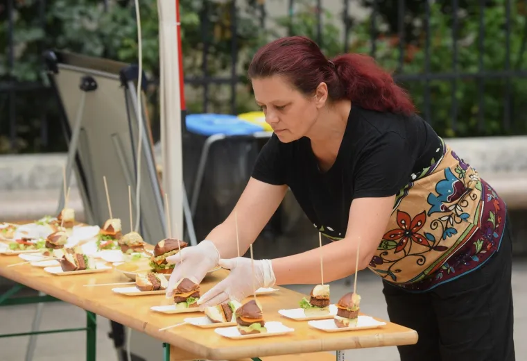 PRIJATELJI ŽIVOTINJA DIJELILI VEGANSKE BURGERE I KOBASICE NA TRGU: Pogledajte kako slasno izgledaju