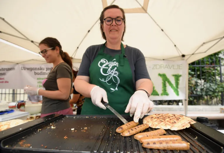 PRIJATELJI ŽIVOTINJA DIJELILI VEGANSKE BURGERE I KOBASICE NA TRGU: Pogledajte kako slasno izgledaju