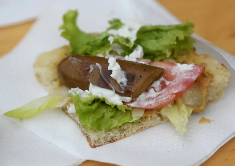 PRIJATELJI ŽIVOTINJA DIJELILI VEGANSKE BURGERE I KOBASICE NA TRGU: Pogledajte kako slasno izgledaju