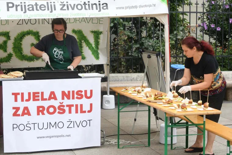 PRIJATELJI ŽIVOTINJA DIJELILI VEGANSKE BURGERE I KOBASICE NA TRGU: Pogledajte kako slasno izgledaju