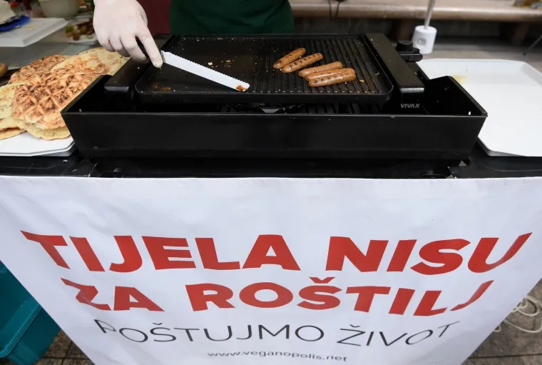 PRIJATELJI ŽIVOTINJA DIJELILI VEGANSKE BURGERE I KOBASICE NA TRGU: Pogledajte kako slasno izgledaju