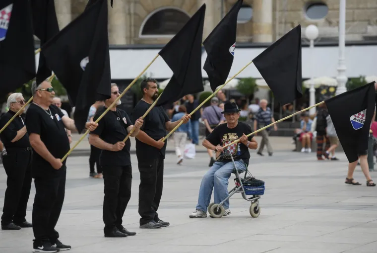 Desničari mar&scaron;irali centrom Zagreba uz budno oko policije i s porukom: 'Oslobodimo Hrvatsku'