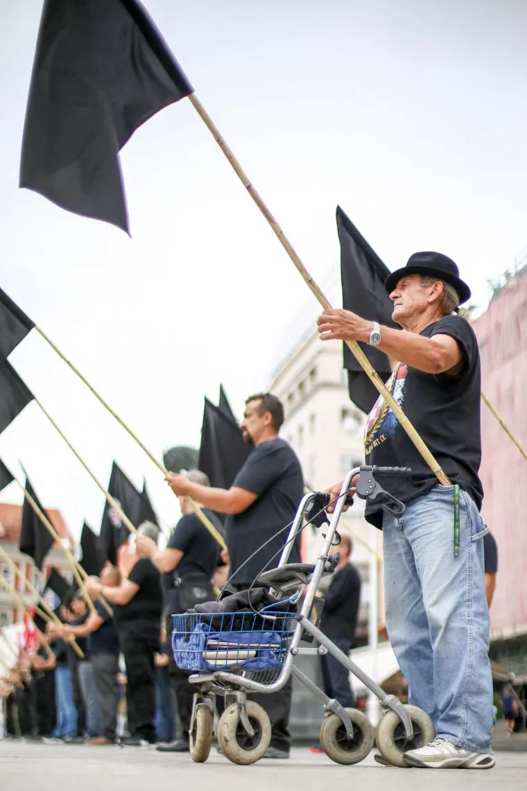 Desničari mar&scaron;irali centrom Zagreba uz budno oko policije i s porukom: 'Oslobodimo Hrvatsku'