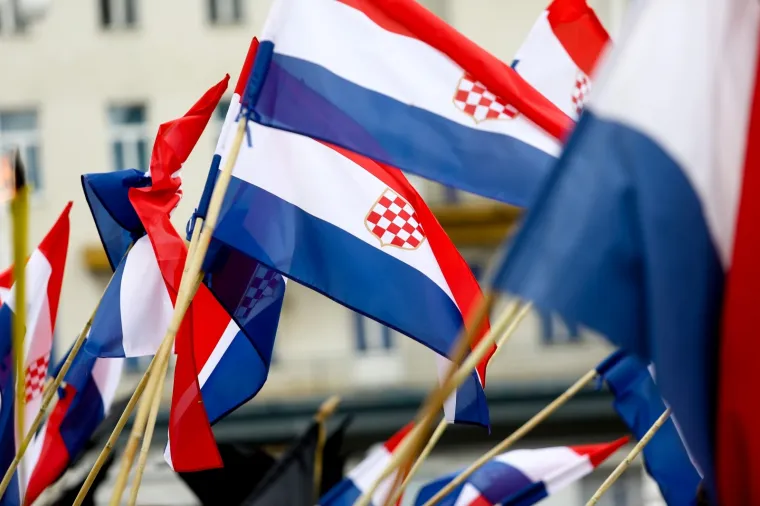 Desničari mar&scaron;irali centrom Zagreba uz budno oko policije i s porukom: 'Oslobodimo Hrvatsku'