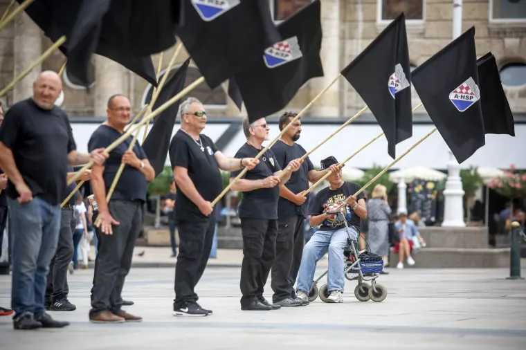 Desničari mar&scaron;irali centrom Zagreba uz budno oko policije i s porukom: 'Oslobodimo Hrvatsku'
