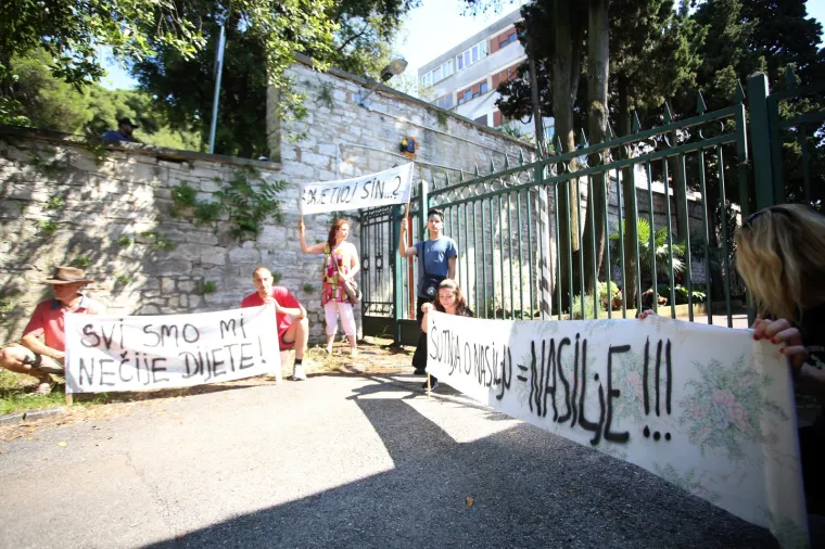 SLUČAJ SILOVANJA I ZLOSTAVLJANJA ŠTIĆENIKA: Održali prosvjed ispred Doma za odgoj djece i mladeži u Puli