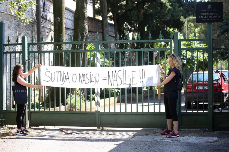 SLUČAJ SILOVANJA I ZLOSTAVLJANJA ŠTIĆENIKA: Održali prosvjed ispred Doma za odgoj djece i mladeži u Puli