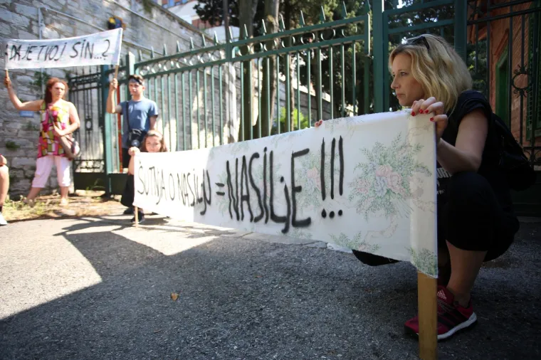 SLUČAJ SILOVANJA I ZLOSTAVLJANJA &Scaron;TIĆENIKA: Održali prosvjed ispred Doma za odgoj djece i mladeži u Puli