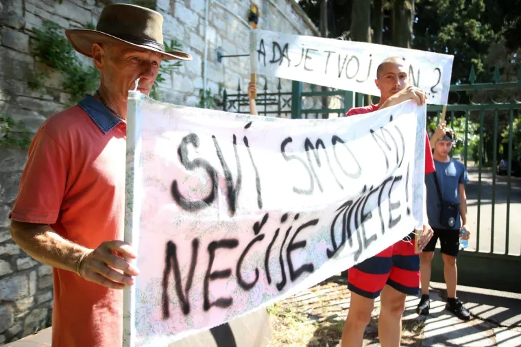 Ispred Doma za odgoj djece i mladeži u Puli održan je prosvjed zbog nedavnog slučaja silovanja i zlostavljanja &scaron;tićenika.