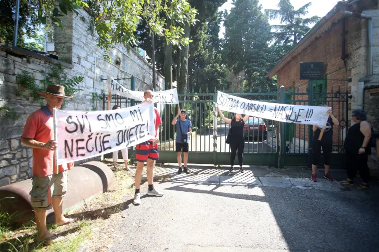 SLUČAJ SILOVANJA I ZLOSTAVLJANJA &Scaron;TIĆENIKA: Održali prosvjed ispred Doma za odgoj djece i mladeži u Puli