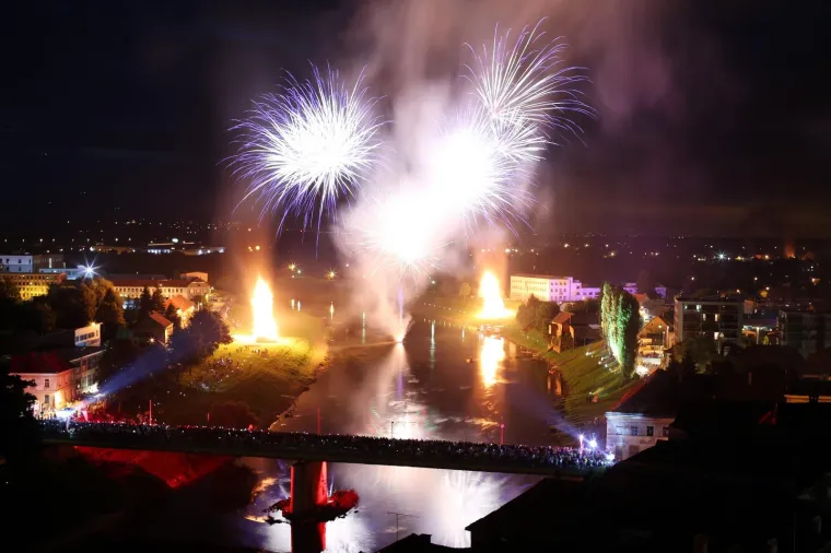 Veličanstven početak ljeta: Na obalama Kupe zapaljeni krijesovi, Karlovac odbrojava do 440. rođendana