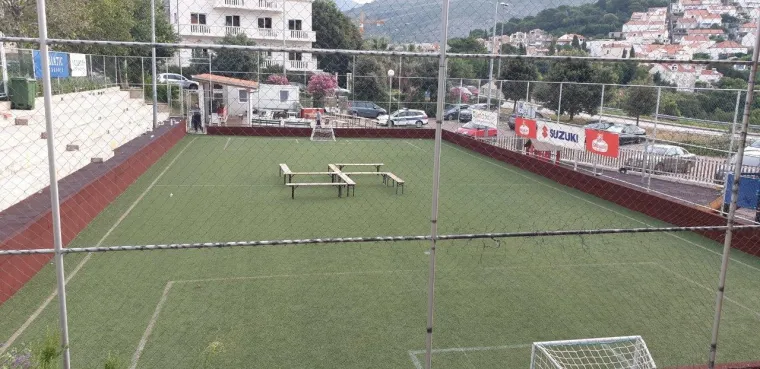Skandal u Dubrovniku: Osvanuo ogromni kukasti križ nasred nogometnog igrališta
