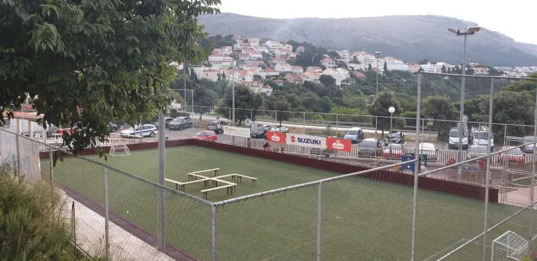 Skandal u Dubrovniku: Osvanuo ogromni kukasti križ nasred nogometnog igrališta