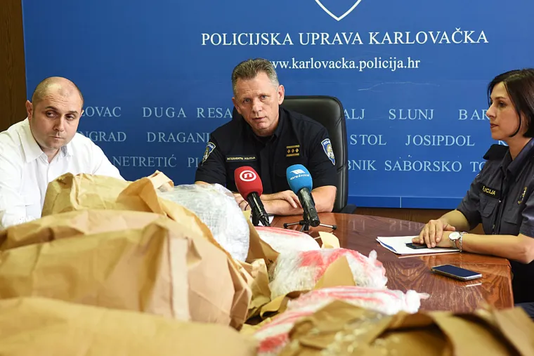 Kakav ulov karlovačke policije: Dežurali u lovu na migrante pa zaplijenili 136 kilograma marihuane!