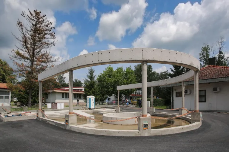 Načelnik općine  Mirko Krznar  prvo je komentirao da se "ne bi  &scaron;tel me&scaron;at", da bi ipak na inzistiranje pojasnio za&scaron;to na  Trg dr. Franje Tuđmana stavlja skulpturu u obliku slova 'U'.