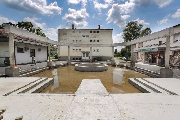 Za 24sata objasnio je da to nema veze s usta&scaron;kim simbolima, nego  s crkvenom arhitekturom, točnije oblikom apside te kako ideja nije njegova nego projektanta i on se samo s njom složio.