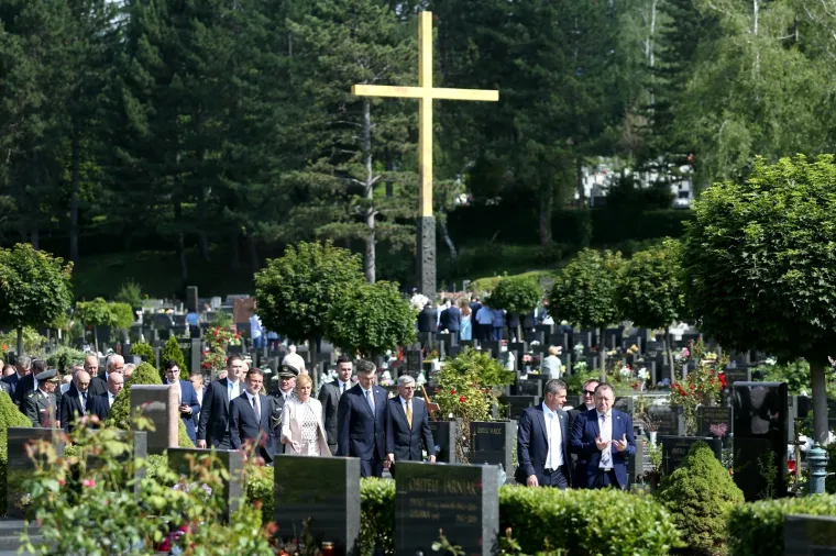 Državni vrh na Mirogoju položio vijenac povodom Dana državnosti