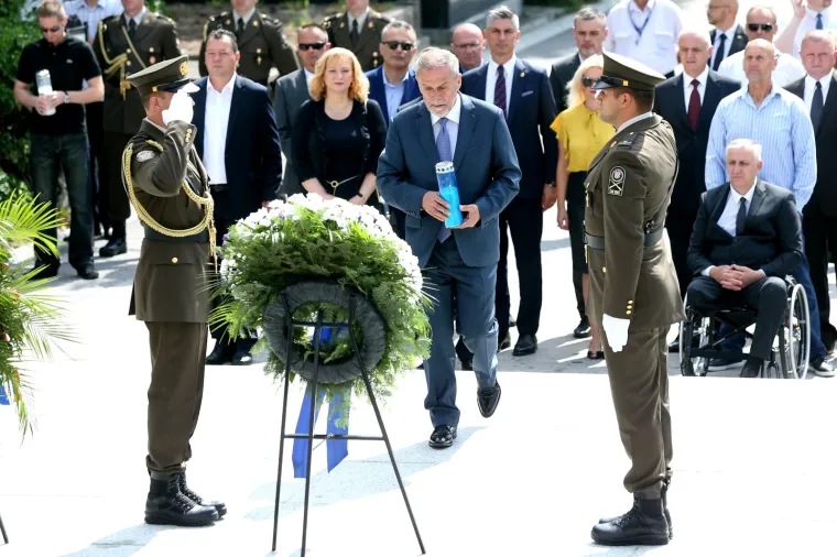 Državni vrh na Mirogoju položio vijenac povodom Dana državnosti