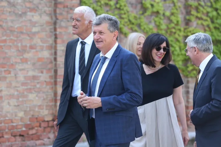 Državni vrh na Mirogoju položio vijenac povodom Dana državnosti