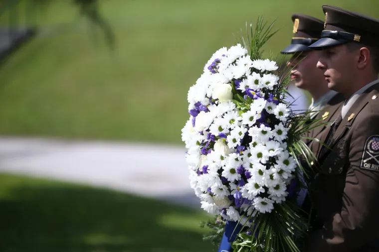 Državni vrh na Mirogoju položio vijenac povodom Dana državnosti