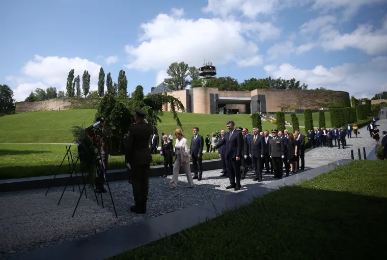 Državni vrh na Mirogoju položio vijenac povodom Dana državnosti