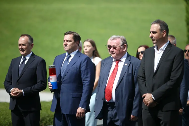 Državni vrh na Mirogoju položio vijenac povodom Dana državnosti