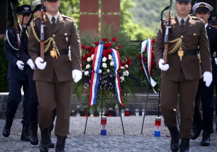 DAN HRVATSKE DRŽAVNOSTI: Državni vrh položio vijence na grobnici za neidentificirane žrtve Domovinskog rata