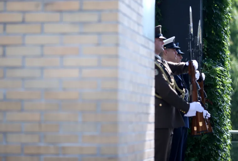 DAN HRVATSKE DRŽAVNOSTI: Državni vrh položio vijence na grobnici za neidentificirane žrtve Domovinskog rata