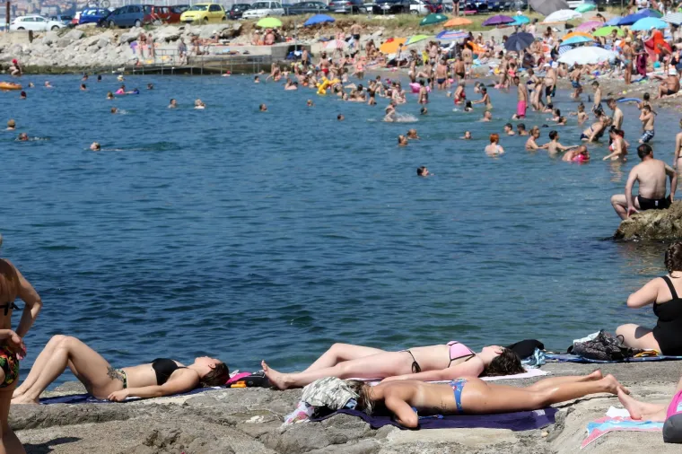 U Rijeci su mnogobrojni građani odlučili Dan državnosti provesti na plaži Kantrida.