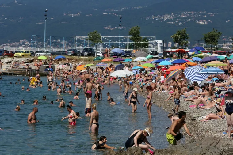 DAN DRŽAVNOSTI NA PLAŽI KANTRIDA: Mnogobrojni Riječani potražili osvježenje u moru