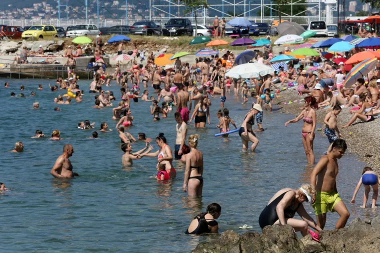 DAN DRŽAVNOSTI NA PLAŽI KANTRIDA: Mnogobrojni Riječani potražili osvježenje u moru
